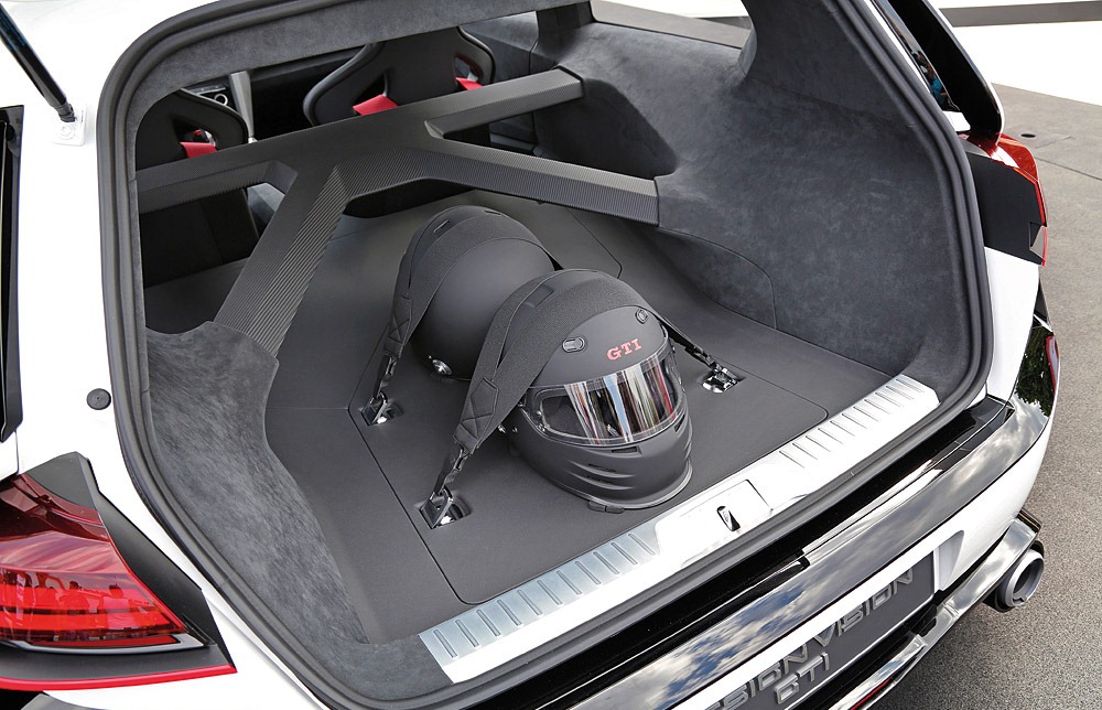 Фото автомобиля VW GOLF GTI (багажник)