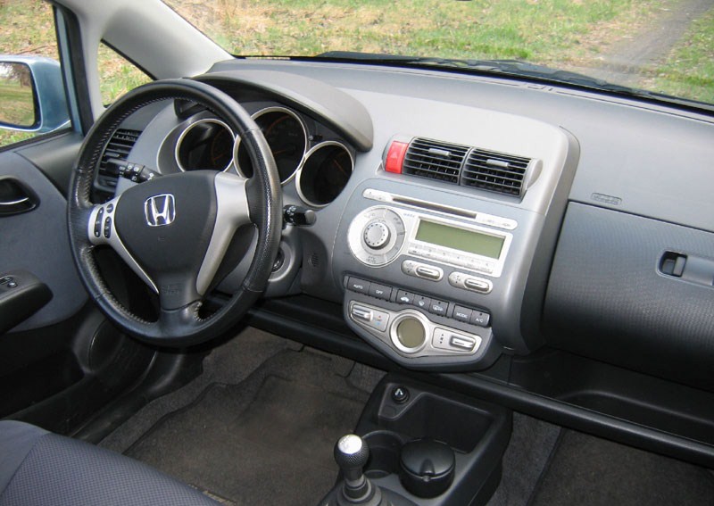 Фото автомобиля Honda Jazz 1.4 LS (интерьер)