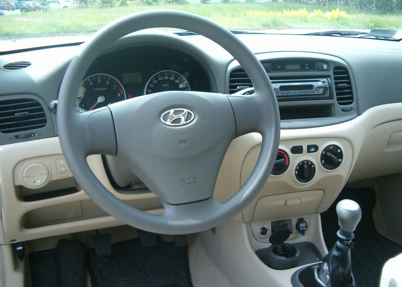  Фото автомобиля Hyundai Accent (интерьер салона)