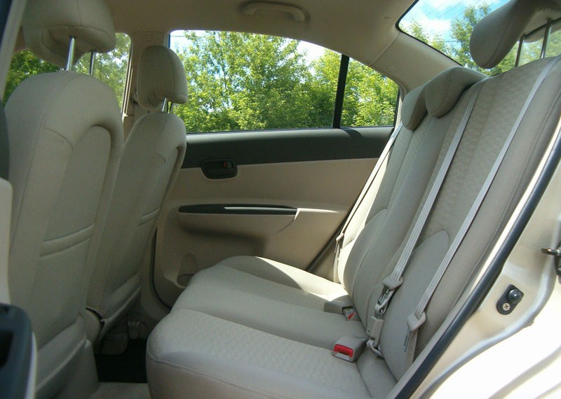 Фото автомобиля Hyundai Accent (интерьер салона)