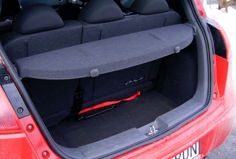 Фото автомобиля Mitsubishi Colt CZT 1.5 Turbo (багажник)