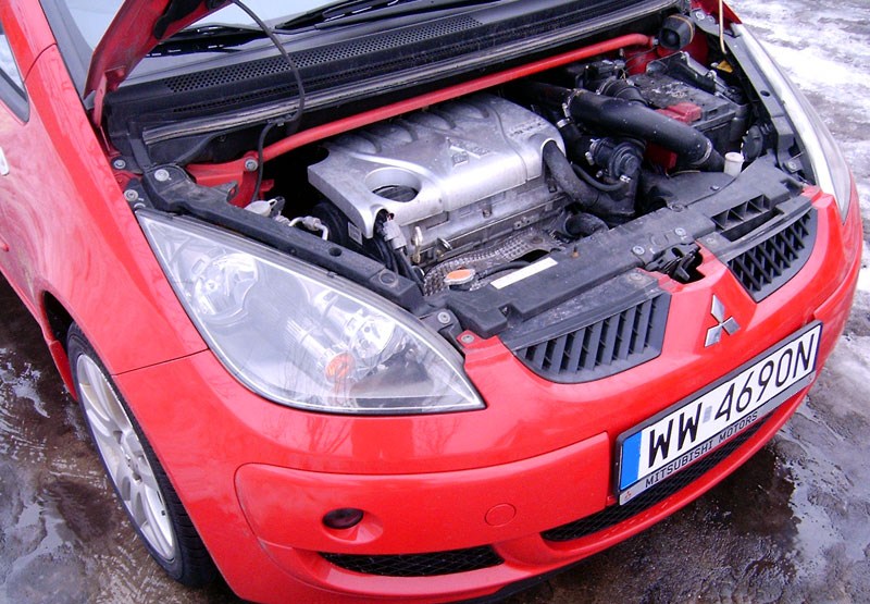 Фото автомобиля Mitsubishi Colt CZT 1.5 Turbo (двигатель)