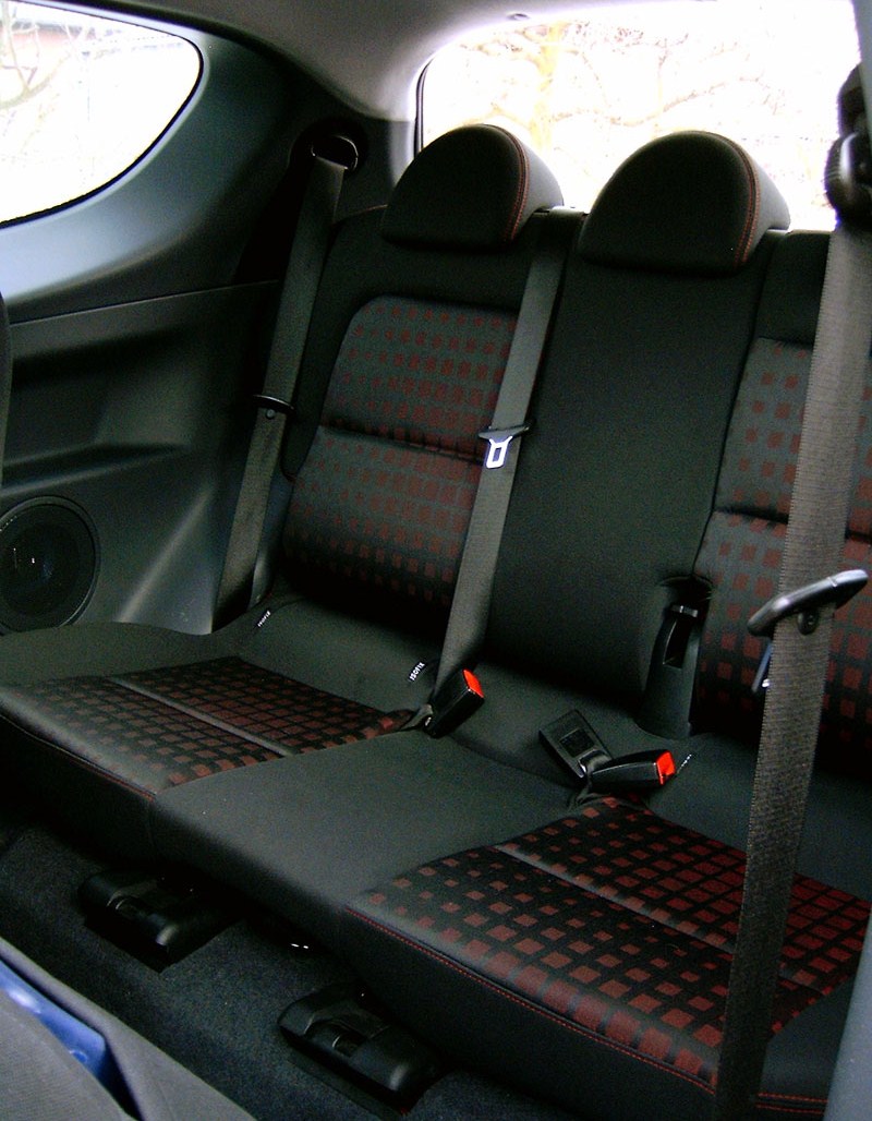Фото автомобиля Mitsubishi Colt CZT 1.5 Turbo (интерьер салона)