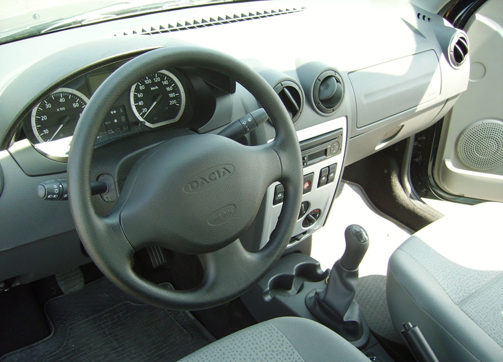 Фото автомобиля Dacia Logan. Интерьер салона