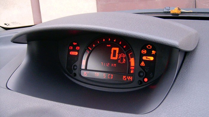 Фото автомобиля Renault Modus (панель приборов)