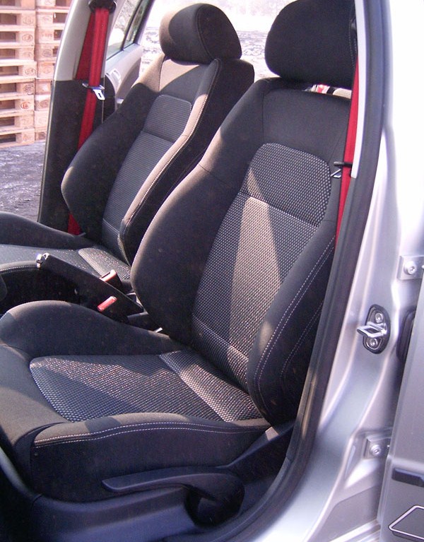 Фото автомобиля Skoda Fabia 2006 (интерьер салона)