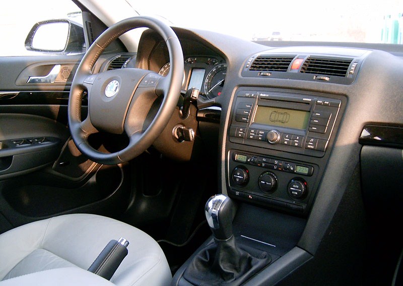 Фото автомобиля Skoda Octavia 2 (интерьер салона)