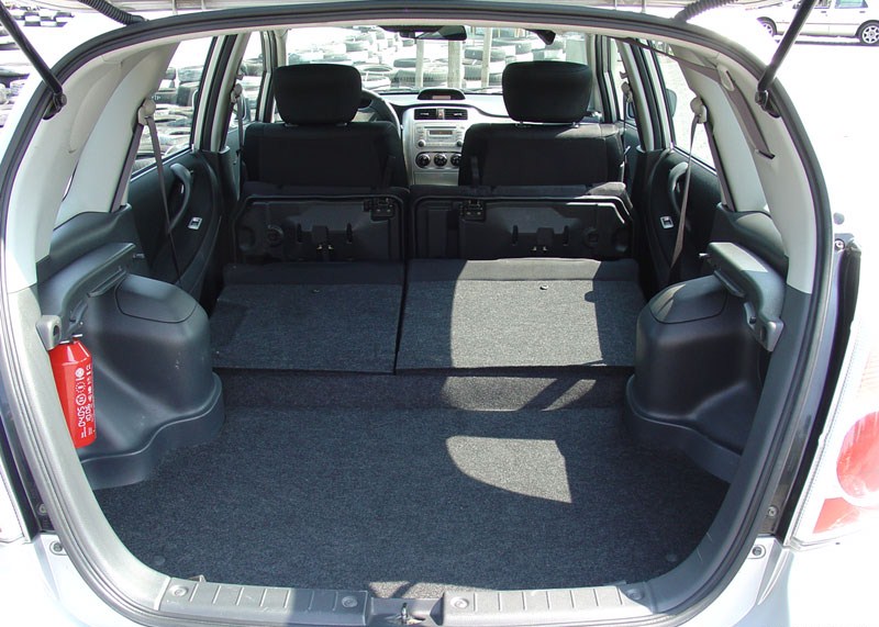 Фото автомобиля Suzuki Liana (багажник)