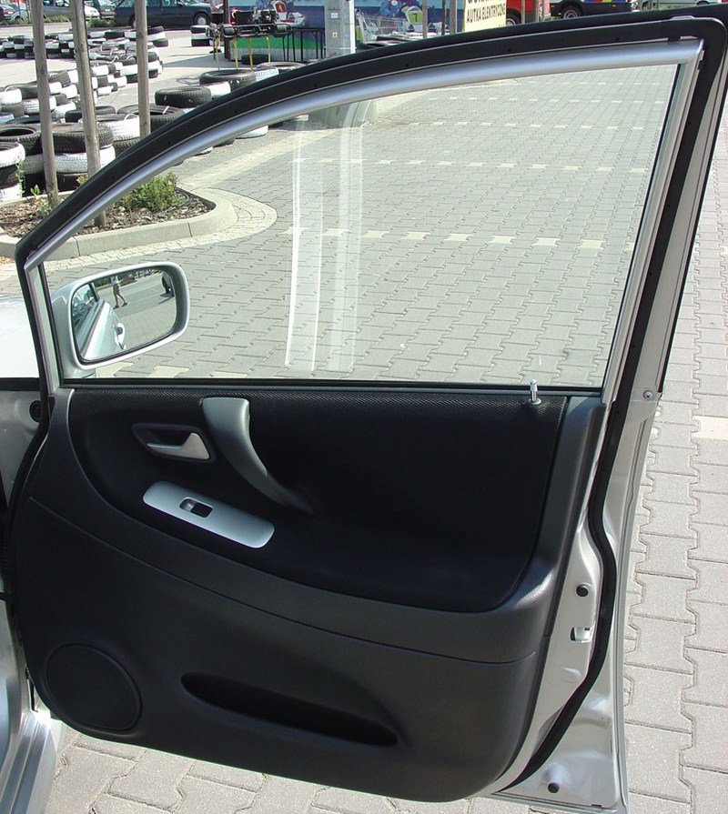 Фото автомобиля Suzuki Liana (обшивка двери)